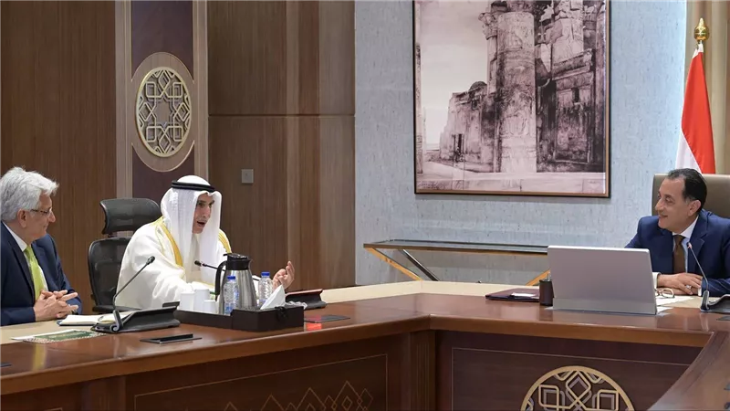 رئيس الوزراء يلتقي وفد الصندوق العربي للإنماء الاقتصادي والاجتماعي