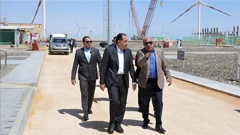 مدبولي ووزير الكهرباء يتفقدان مزرعة توليد الكهرباء من طاقة الرياح بقدرة 650 ميجاوات