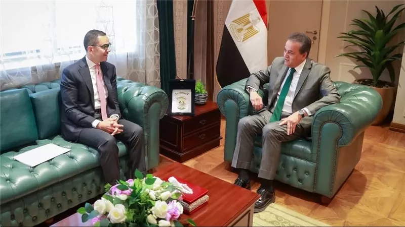 وزيرا الصحة والاستثمار يبحثان وضع آليات وحلول لتخفيف الأعباء المالية وتشجيع الاستثمار 