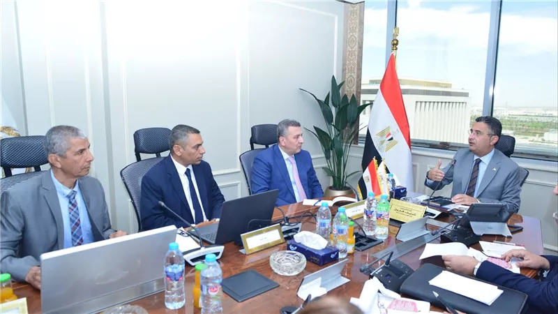 «التموين» يناقش مع «مصر للزيوت والصابون» خطط تعزيز المعروض واستقرار الأسواق