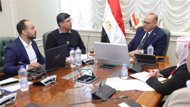 وزير العمل يلتقي وفدا من معهد الساليزيان الإيطالي لتفعيل المنح المجانية المقدمة للخريجين والطلاب