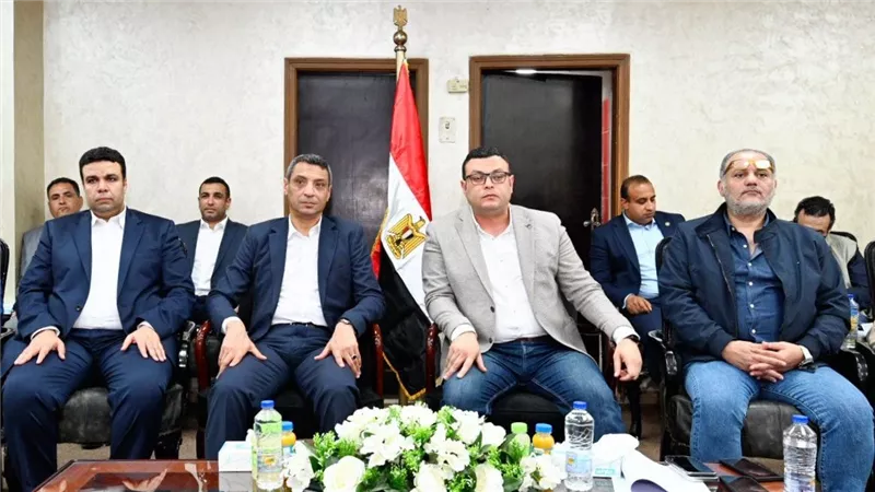 وزير الإسكان يعقد اجتماعًا بمقر جهاز مدينة السويس الجديدة لمتابعة المشروعات التنموية