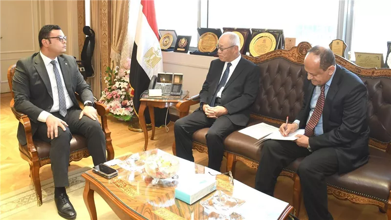 وزير الإسكان يستقبل السفير الياباني بالقاهرة لبحث سبل تعزيز التعاون المشترك بين البلدين