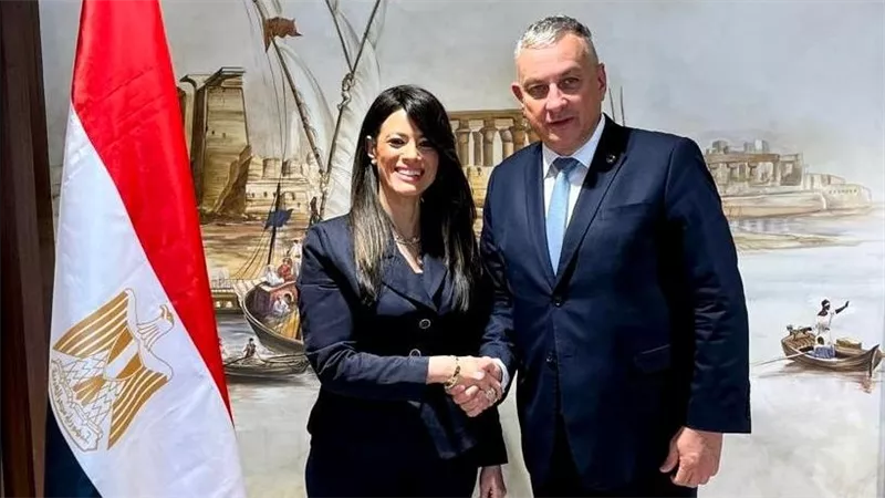 المشاط تبحث مع المفوض الأوروبي للشراكات الدولية دعم الاقتصاد الأخضر