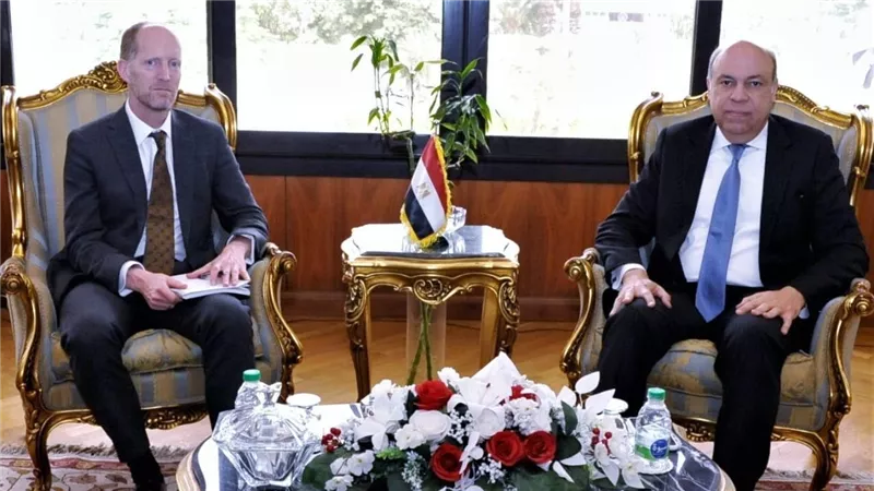 سامح الحفني يبحث مع وفد البنك الأوروبي لإعادة الإعمار وفرص الاستثمار في قطاع الطيران