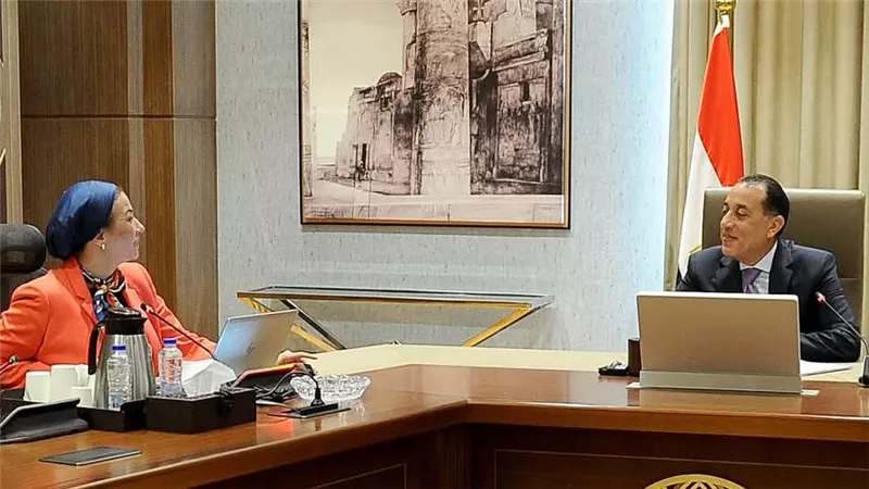 مدبولي يستعرض مع وزيرة البيئة حصاد عمل الوزارة خلال الفترة من 2018 إلى 2025 