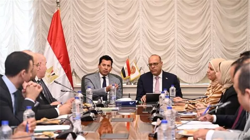 وزير العمل وأشرف