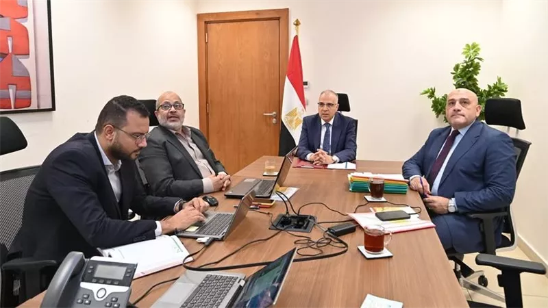 وزير الري يتابع أعمال