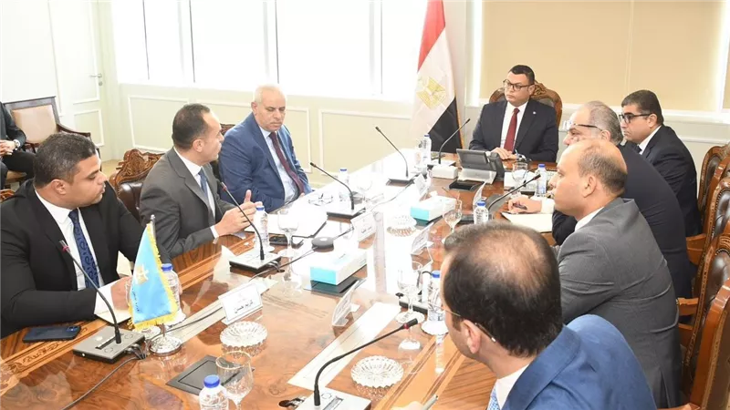 وزير الإسكان يلتقى