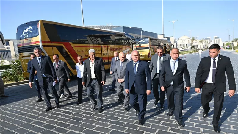 وزير الصناعة والنقل يتفقد 20 حافلة مرسيدس جديدة ضمن خطة تحديث أسطول 