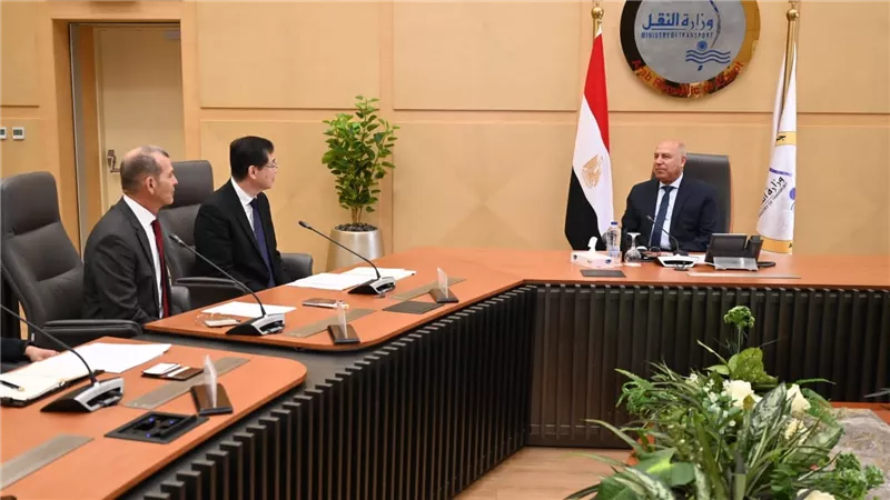 وزير الصناعة يلتقي