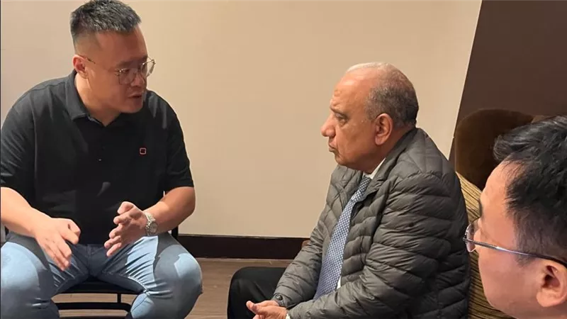 وزير الكهرباء يبحث مع 
