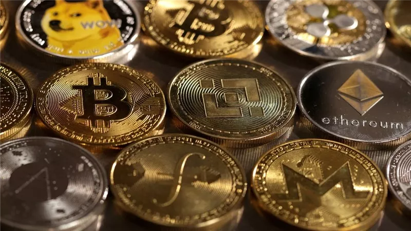بيتكوين تلامس 108 آلاف دولار وسط أداء متباين للعملات المشفرة