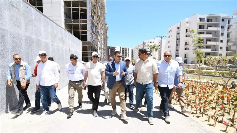 وزير الإسكان يتفقد 