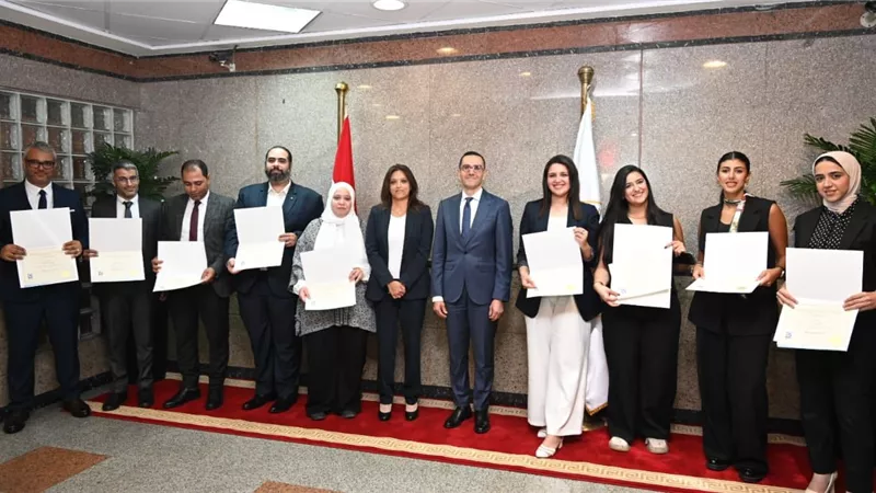 وزير الاستثمار يسلم شهادات أول دفعة من خريجي الدبلومة الدولية في التجارة الخارجية بمركز التدريب