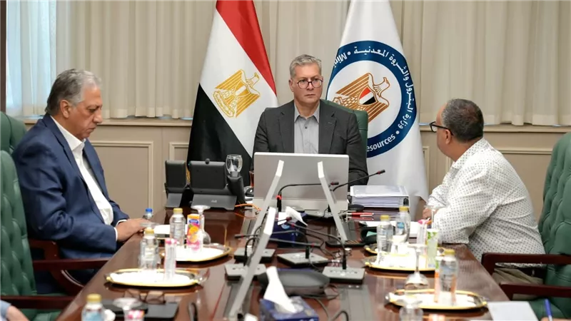 وزير البترول: تشكيل لجنة متخصصة للتحقيق الفوري في ملابسات حادث البارج البحري 