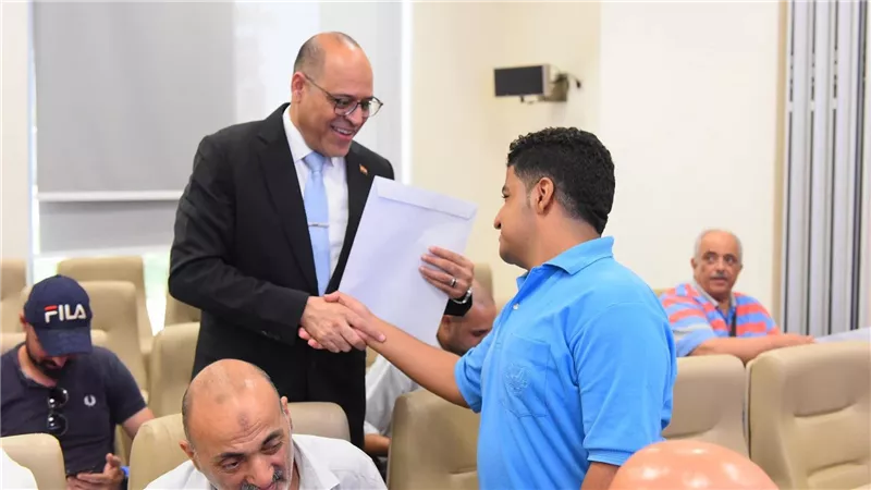 وزير العمل يسلم عقود جديدة لذوي همم بالقاهرة لدمجهم في سوق العمل