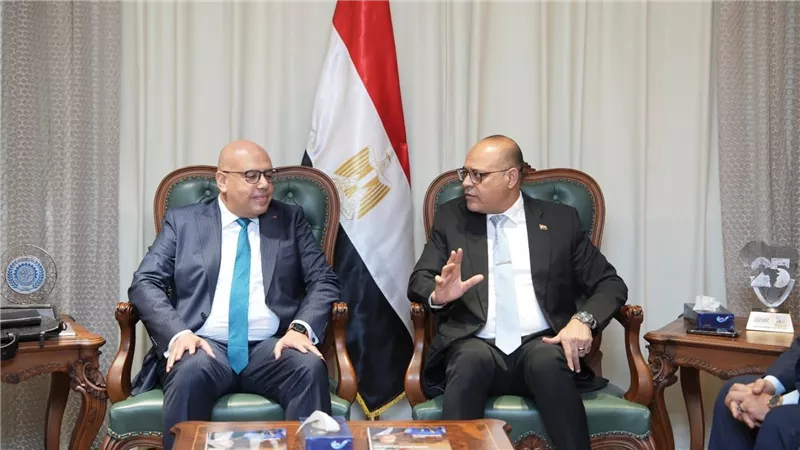 وزير العمل يلتقي وفد شركة 