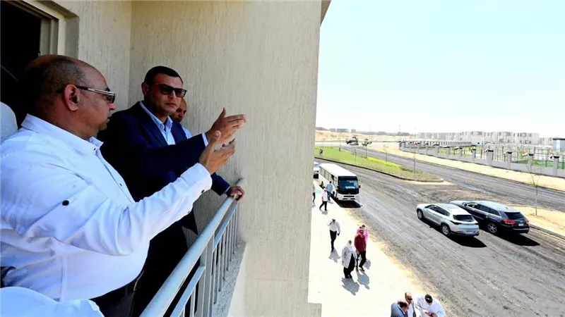 وزير الإسكان يتفقد وحدات 