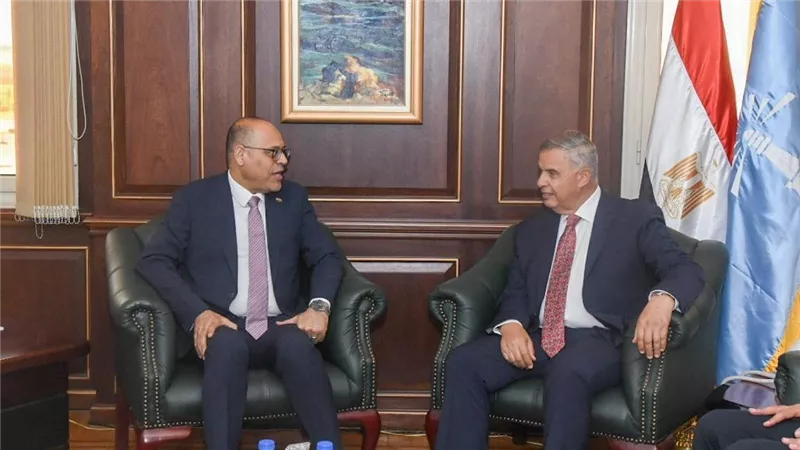 وزير العمل يبحث مع محافظ الإسكندرية تعزيز التعاون في قضايا التوظيف والتدريب المهني