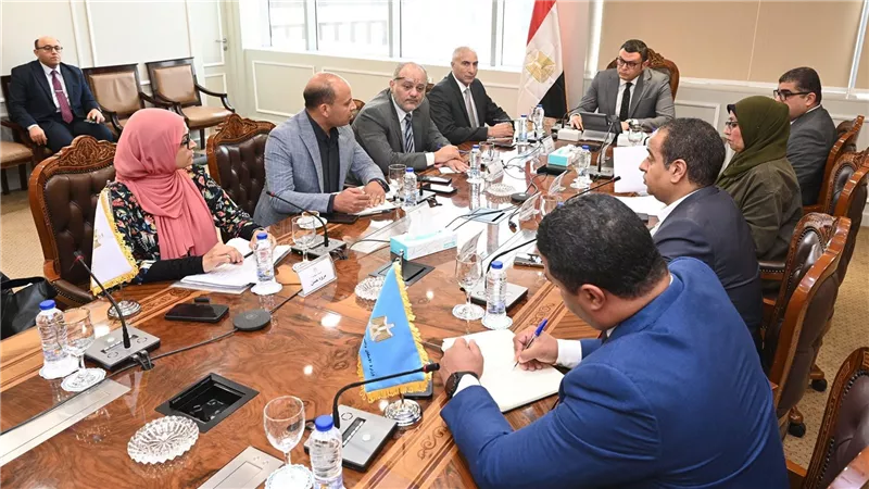 وزير الإسكان يتابع تنفيذ مشروع المماشي السياحية بمدينة الشيخ زايد ويشدد على إزالة التعديات والإشغالات