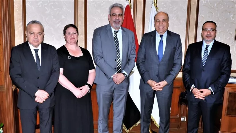 وزير الطيران المدني يبحث تعزيز التعاون مع الاتحاد الدولي للنقل الجوي 