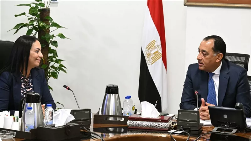 مدبولي يتابع مع وزيرة التضامن تطور مساعدات “تكافل وكرامة” وإجراءات الكشف عن تعاطي المخدرات 