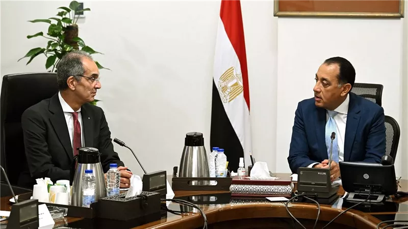 رئيس الوزراء يلتقى وزير الاتصالات لمتابعة موقف تطوير سنترال رمسيس بعد الحريق