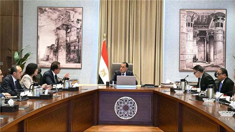 رئيس الوزراء يتابع توافر الأدوية ويوجه بسرعة سداد مديونيات الهيئة المصرية للشراء الموحد