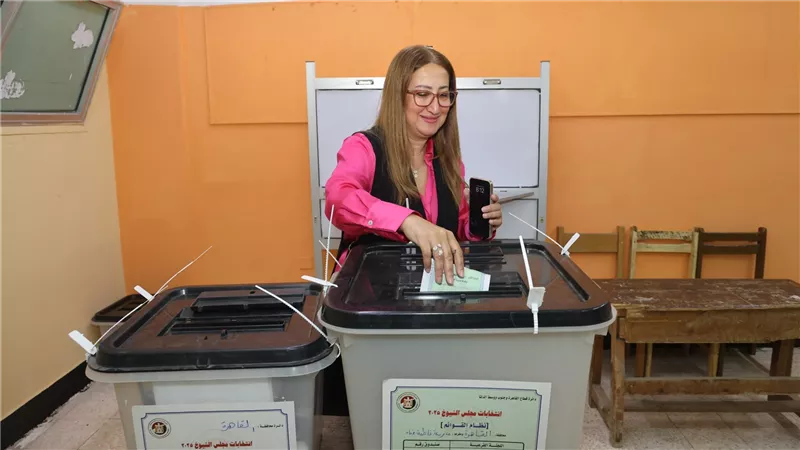 رئيس البريد تدلي بصوتها في انتخابات مجلس الشيوخ 2025