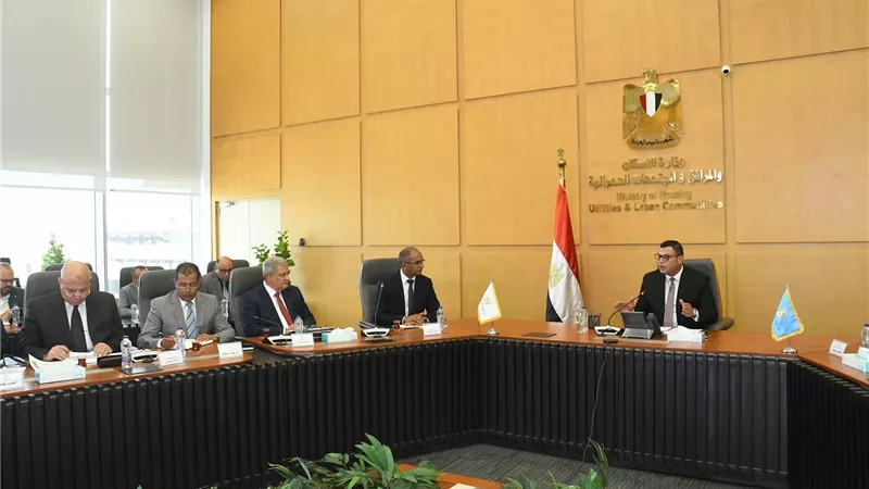 وزير الإسكان يتابع موقف مشروعات 