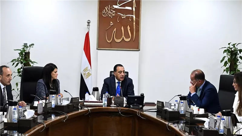 رئيس الوزراء يناقش زيادة الاعتمادات المالية المخصصة لصيانة المنشآت الحكومية والمرافق في موازنة الدولة