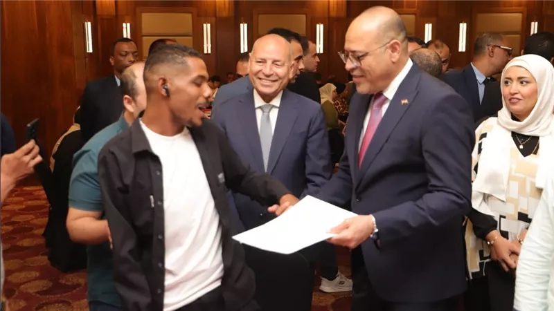 وزير العمل ومحافظ القاهرة يسلمان 100 عقد عمل لذوي الهمم لتعزيز الدمج الوظيفي