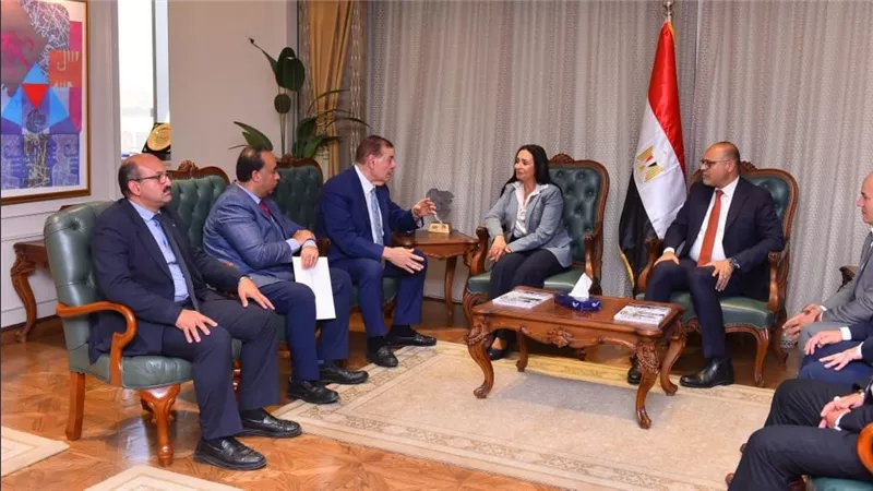 وزيرا العمل والتضامن يتابعان أزمة 