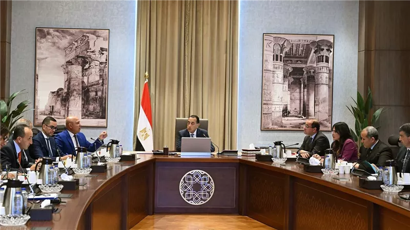 رئيس الوزراء يتابع الموقف التنفيذي لمشروعات القطار الكهربائي السريع والمونوريل
