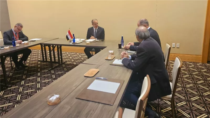 وزير الاتصالات يبحث مع مسئولى شركات تصنيع الإلكترونيات فرص الاستثمار فى مصر 