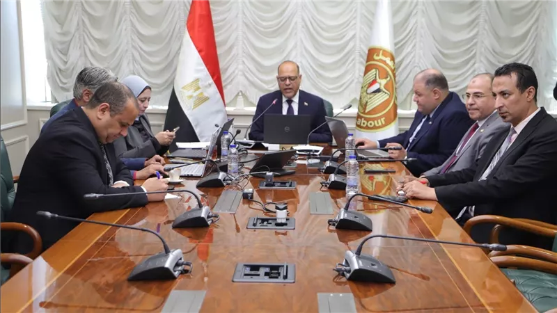 وزير العمل يشهد تسليم 700 عقد عمل لذوي الهمم في 26 محافظة