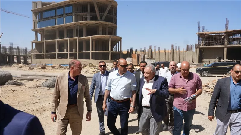 وزير العمل يقود حملة تفتيشية بالعاصمة الإدارية للتأكد من الالتزام بمعايير السلامة المهنية