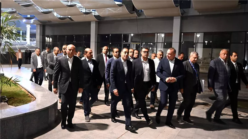رئيس الوزراء يتفقد سير العمل بمشروع حدائق 