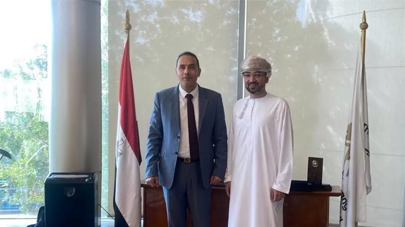 رئيس البورصة المصرية يبحث مع نظيره العُماني سبل تعزيز التعاون المشترك بين البورصتين