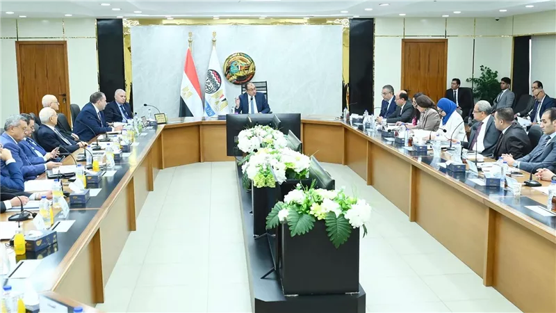 شيمي: إعادة تشغيل المصانع المتوقفة ورفع كفاءة خطوط الإنتاج أولوية لتعظيم العائد الاقتصادي