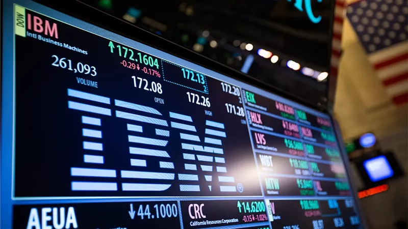 سهم آي بي إم يهبط 6.5% رغم النتائج القوية: المستثمرون يقلقون بشأن نمو الإيرادات