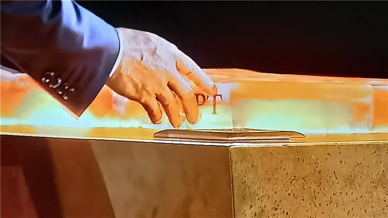 يعلن افتتاحه رسميا.. الرئيس السيسي يضع أخر قطعة في المتحف المصري الكبير
