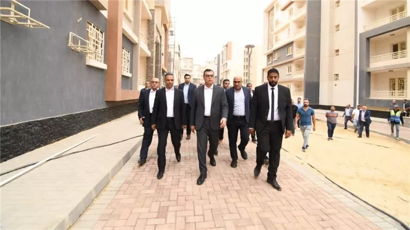 عقب تسليم عقود الوحدات السكنية.. وزير الإسكان يتفقد مشروع للإسكان المتوسط بحدائق أكتوبر 
