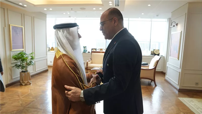 وزير العمل يبحث مع السفير الإماراتي تعزيز التعاون في مجالات التدريب وتنقل الأيدي العاملة