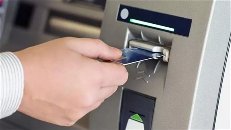 متسبش الإيصال الورقي.. كيف تحمي حسابك من الاحتيال عند استخدام ماكينات الـATM ؟