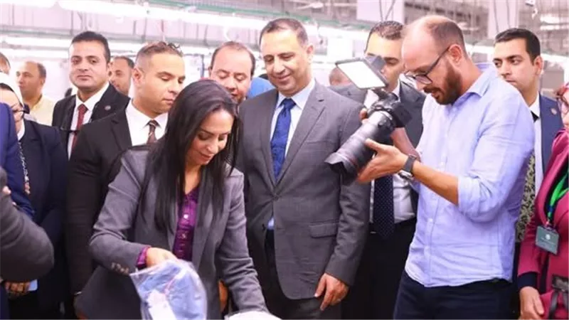 2000 سيدة يعملن في مصنع الغزل والنسيج بالفيوم ضمن مشروع تمكين اقتصادي للسيدات