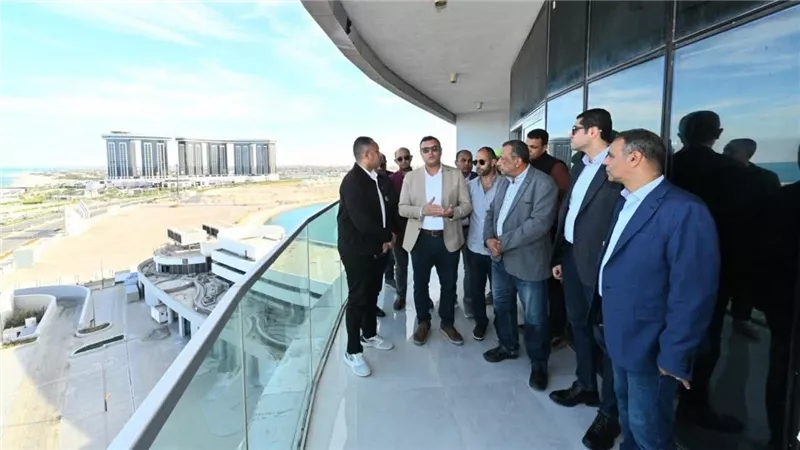 وزير الإسكان يتفقد برج LD08 وكومبوند