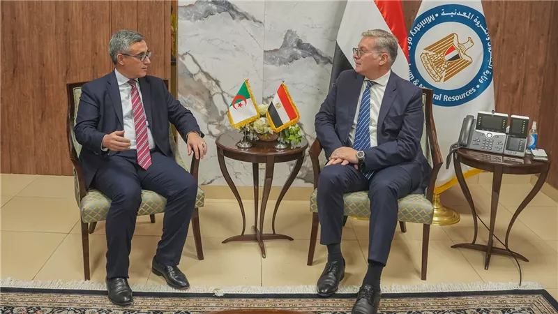 كريم بدوي يبحث مع سفير الجزائر تعزيز التعاون في مجالات البترول والغاز