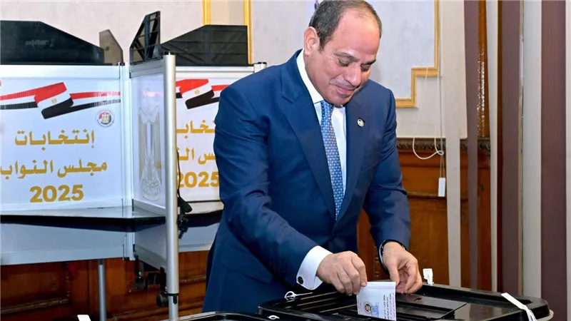 الرئيس السيسي يدلي بصوته في انتخابات البرلمان وإقبال كثيف على اللجان.. وضبط قضية غسل أموال بـ150 مليون جنيه.. وخبر هام من الأهلي 
